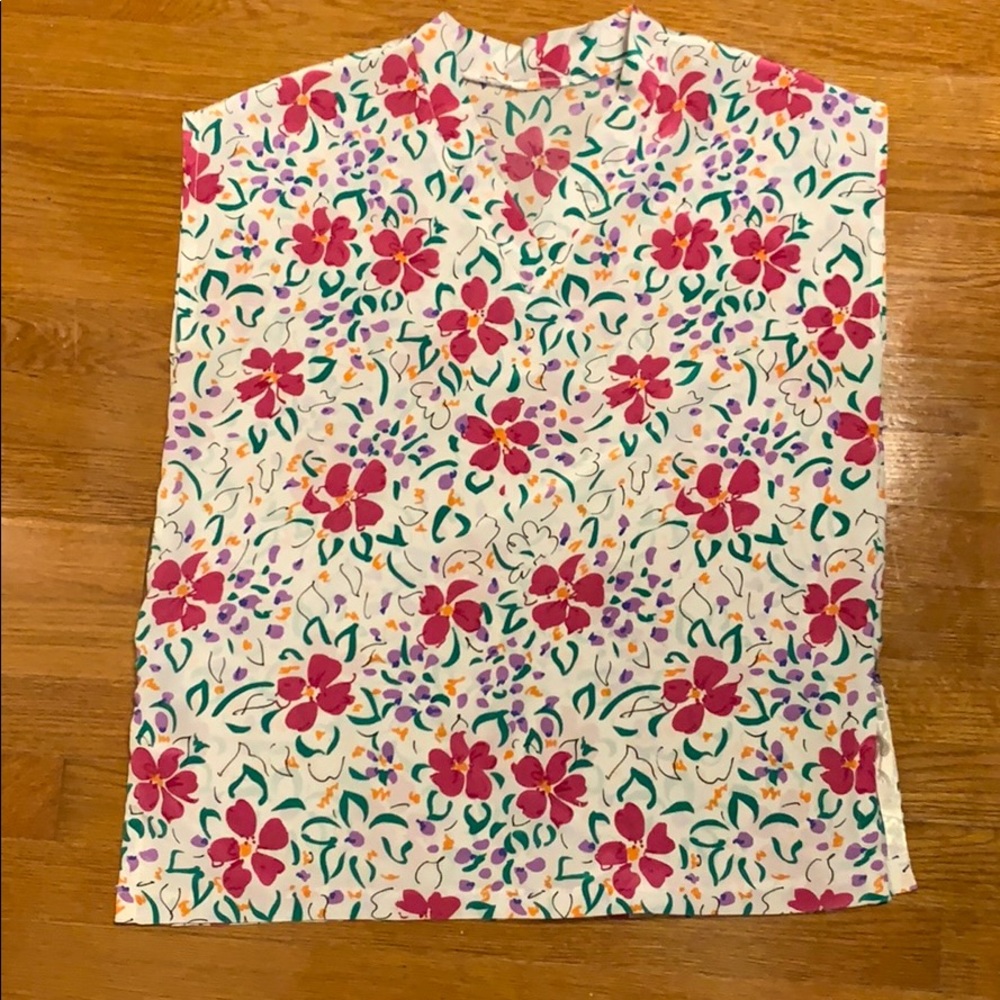 Squared cut flowly shirt.